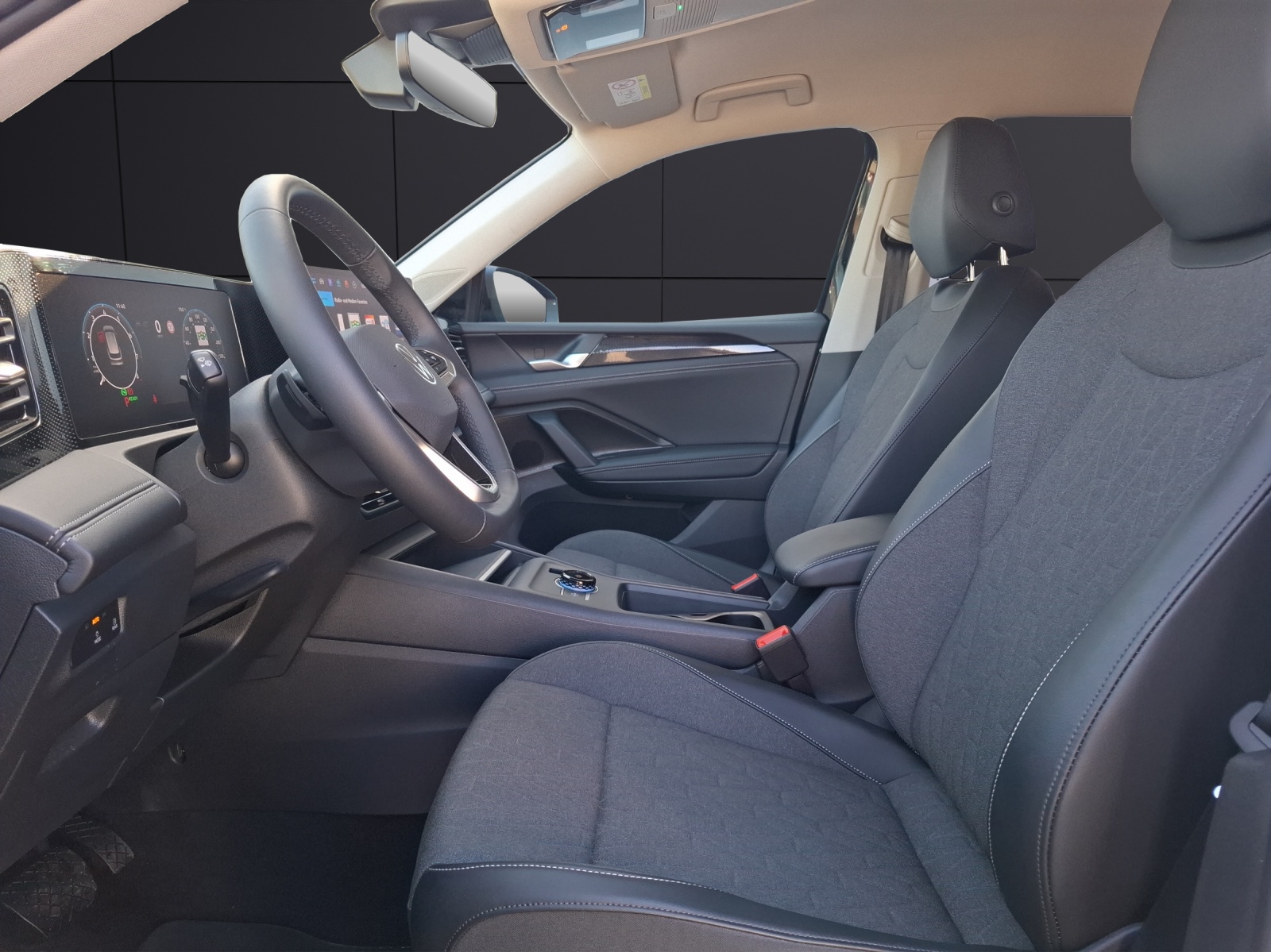 Fahrzeugabbildung Volkswagen Tiguan eTSI Life DSG Standhzg. LED AHK Navi AID ACC RFK SH