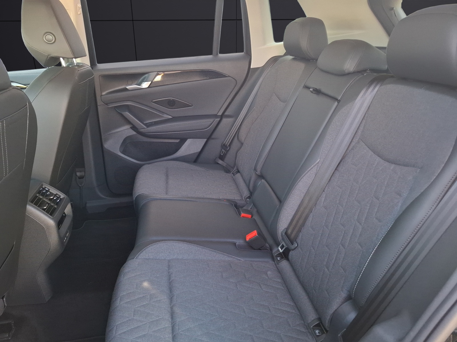 Fahrzeugabbildung Volkswagen Tiguan eTSI Life DSG Standhzg. LED AHK Navi AID ACC RFK SH