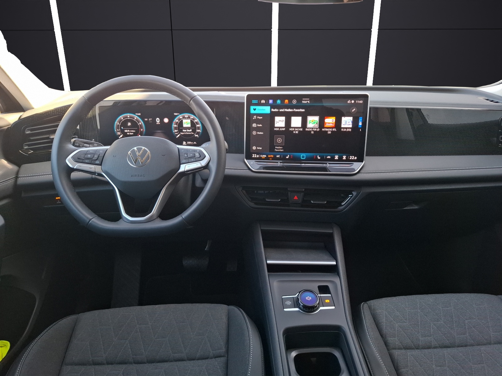 Fahrzeugabbildung Volkswagen Tiguan eTSI Life DSG Standhzg. LED AHK Navi AID ACC RFK SH