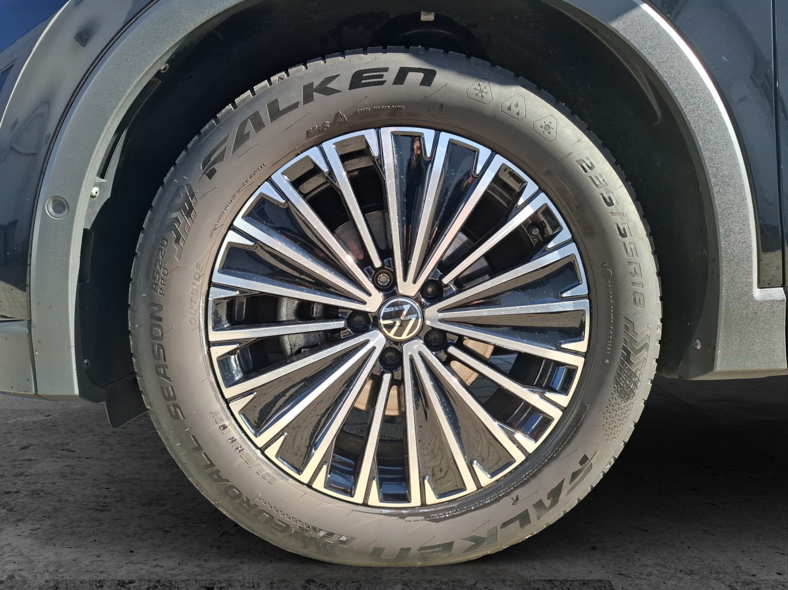 Fahrzeugabbildung Volkswagen Tiguan eTSI Life DSG Standhzg. LED AHK Navi AID ACC RFK SH