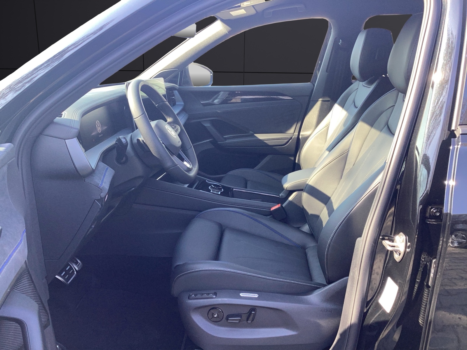Fahrzeugabbildung Volkswagen Tayron R-Line-Black eHyb AHZV HuD DCC H&K AreaView