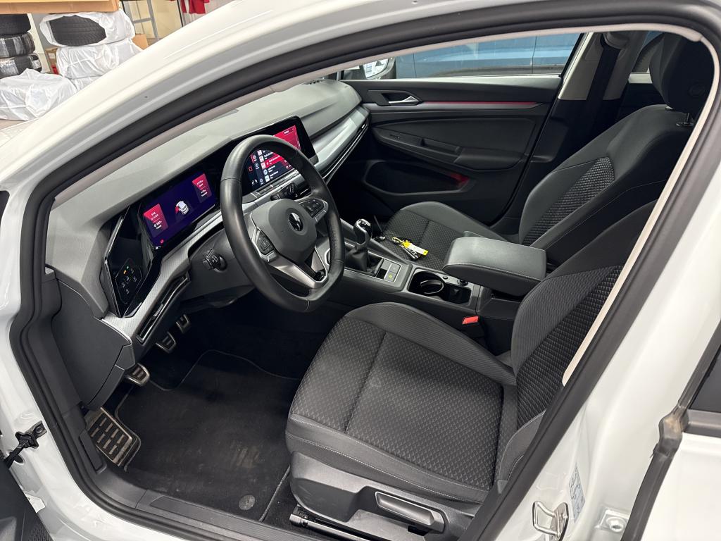 Fahrzeugabbildung Volkswagen Golf VIII TSI Life Standhzg. Matrix Navi AID ACC Park-Assist SH