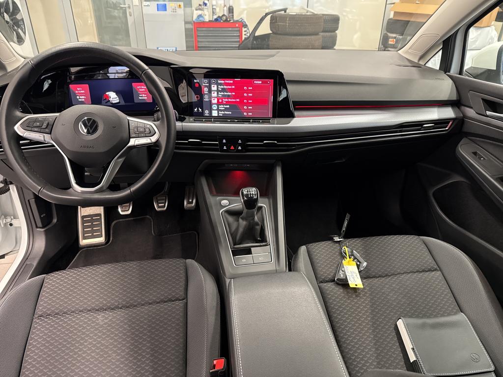 Fahrzeugabbildung Volkswagen Golf VIII TSI Life Standhzg. Matrix Navi AID ACC Park-Assist SH