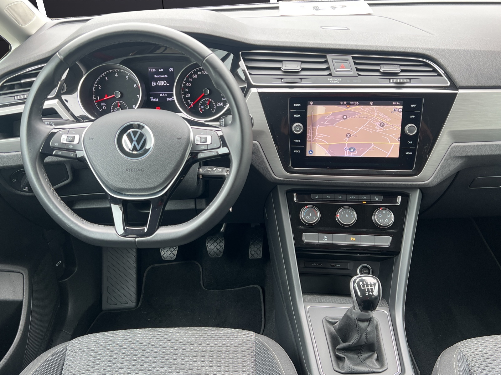 Fahrzeugabbildung Volkswagen Touran TSI Comfortline LED AHK Navi ACC RFK SH