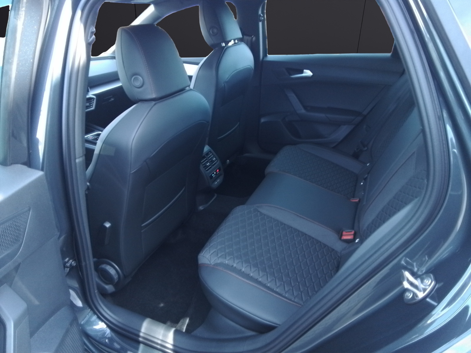 Fahrzeugabbildung SEAT Leon Sportstourer FR Plus eTSI DSG AHZ KAMERA LED ACC