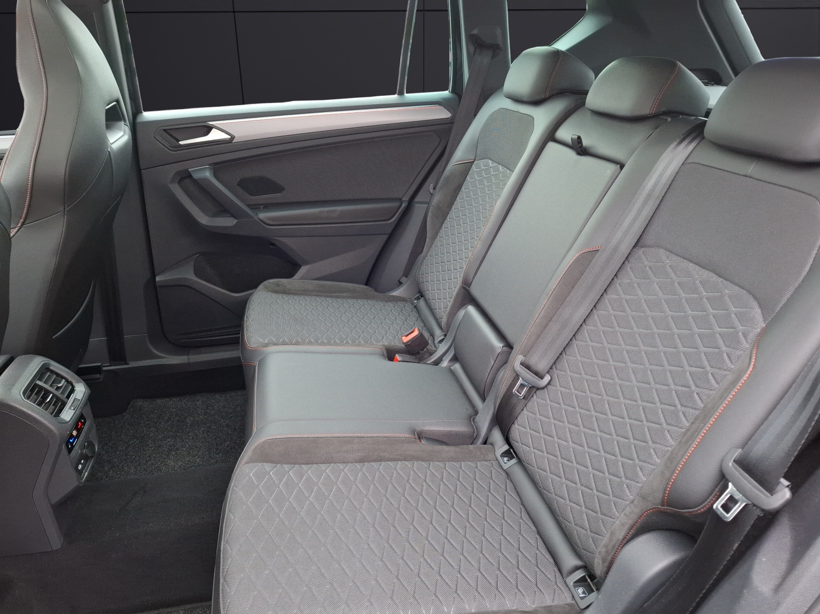 Fahrzeugabbildung SEAT Tarraco TSI FR DSG 4Drive LED AHK Navi AID Pano ACC 360° SH 20