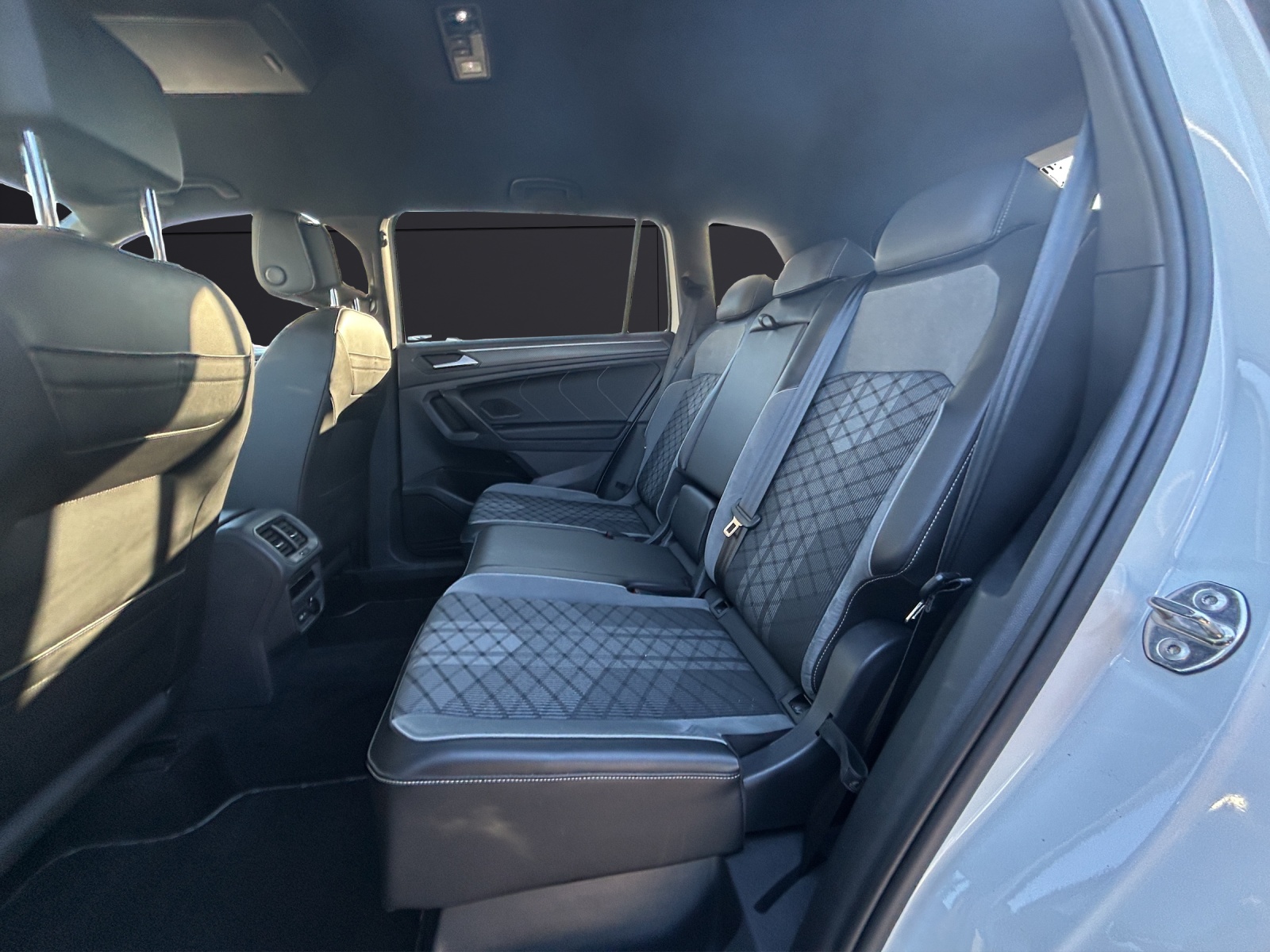 Fahrzeugabbildung Volkswagen Tiguan Allspace R-Line 4M TDI DSG IQ.Light ACC AHK SH HuD RearView AppConnect Ambiente Navi