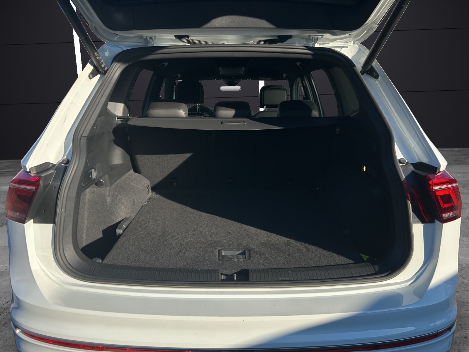 Fahrzeugabbildung Volkswagen Tiguan Allspace R-Line 4M TDI DSG IQ.Light ACC AHK SH HuD RearView AppConnect Ambiente Navi