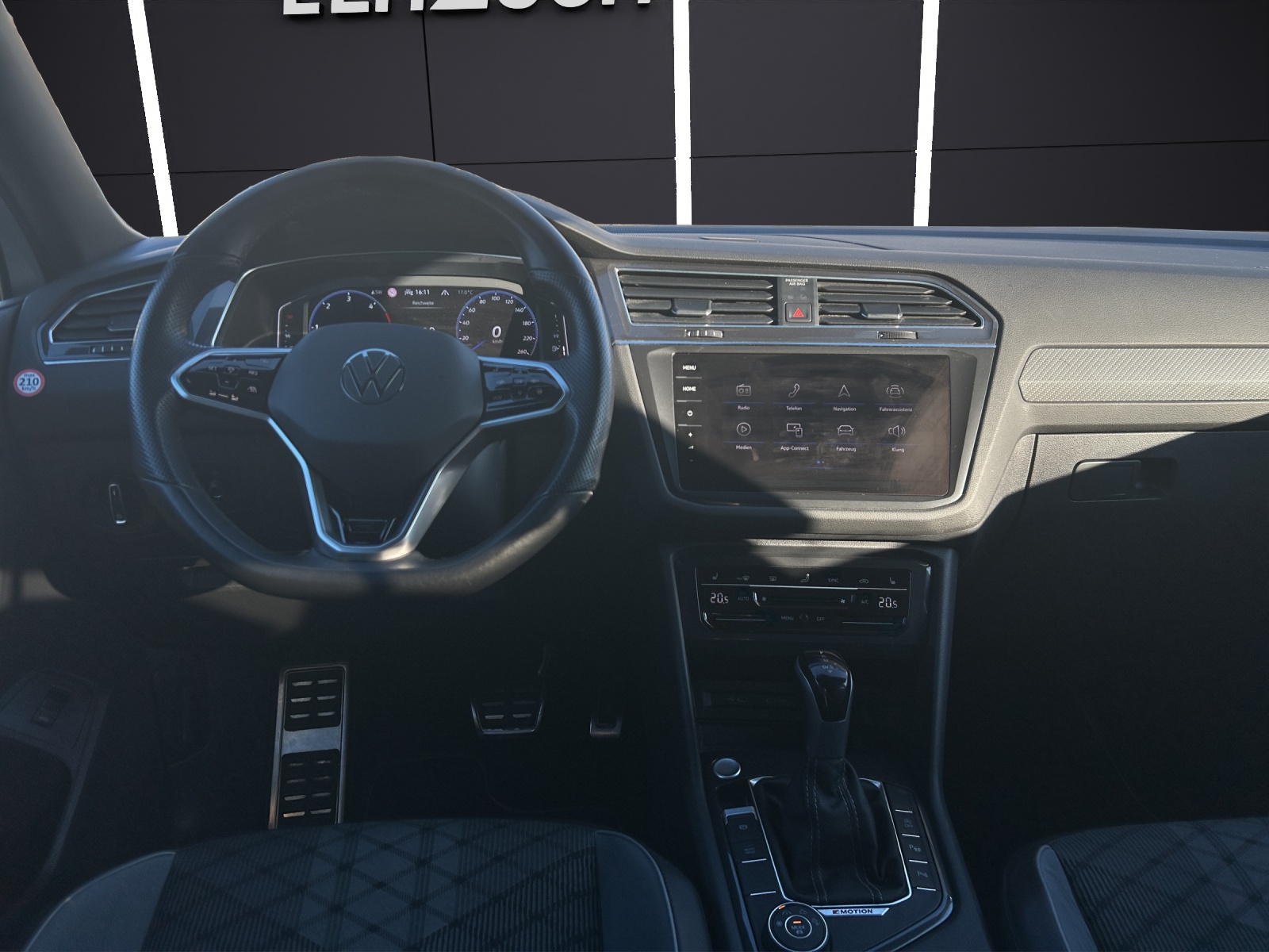 Fahrzeugabbildung Volkswagen Tiguan Allspace R-Line 4M TDI DSG IQ.Light ACC AHK SH HuD RearView AppConnect Ambiente Navi