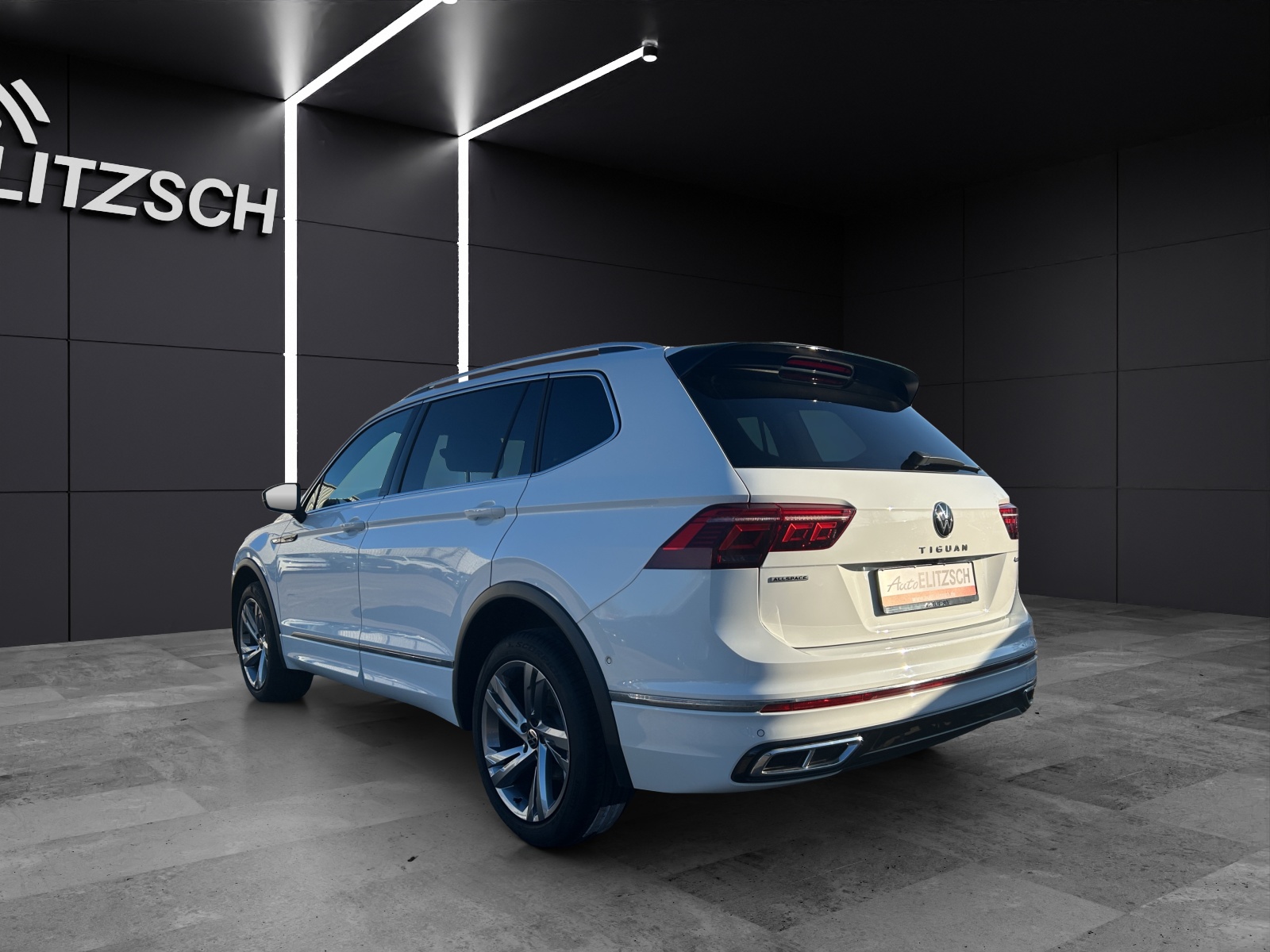 Fahrzeugabbildung Volkswagen Tiguan Allspace R-Line 4M TDI DSG IQ.Light ACC AHK SH HuD RearView AppConnect Ambiente Navi