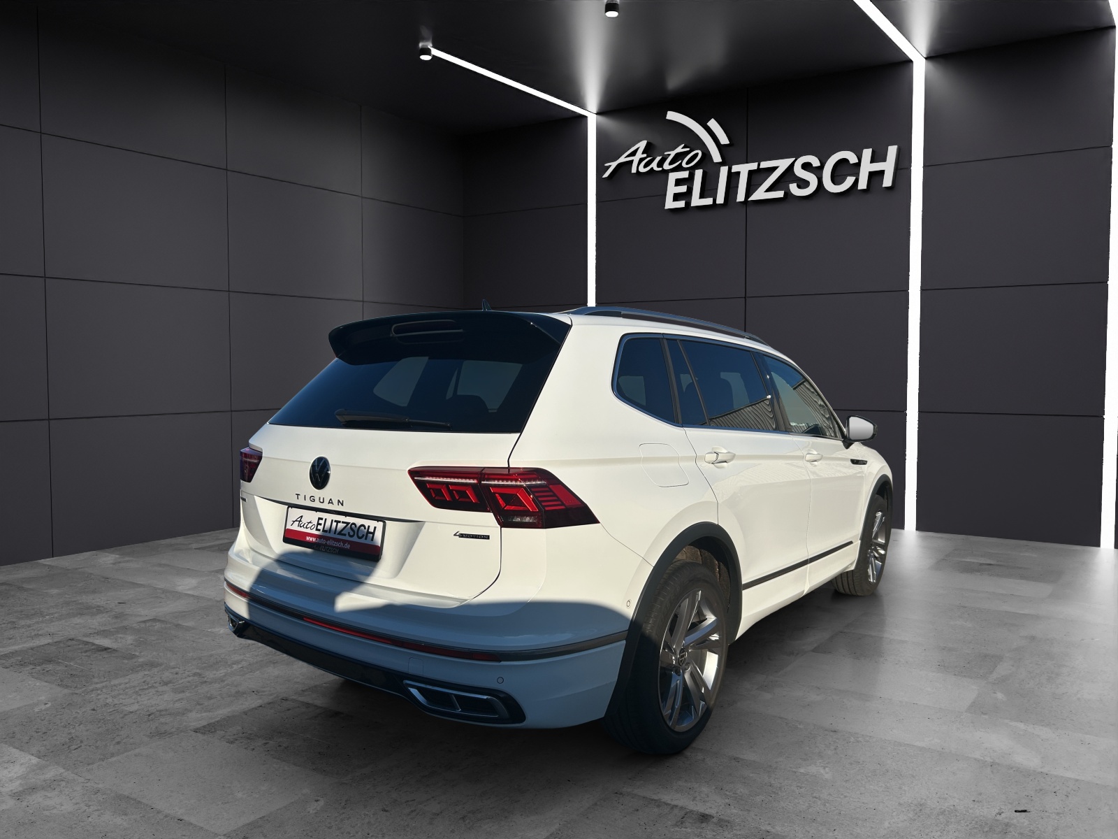 Fahrzeugabbildung Volkswagen Tiguan Allspace R-Line 4M TDI DSG IQ.Light ACC AHK SH HuD RearView AppConnect Ambiente Navi