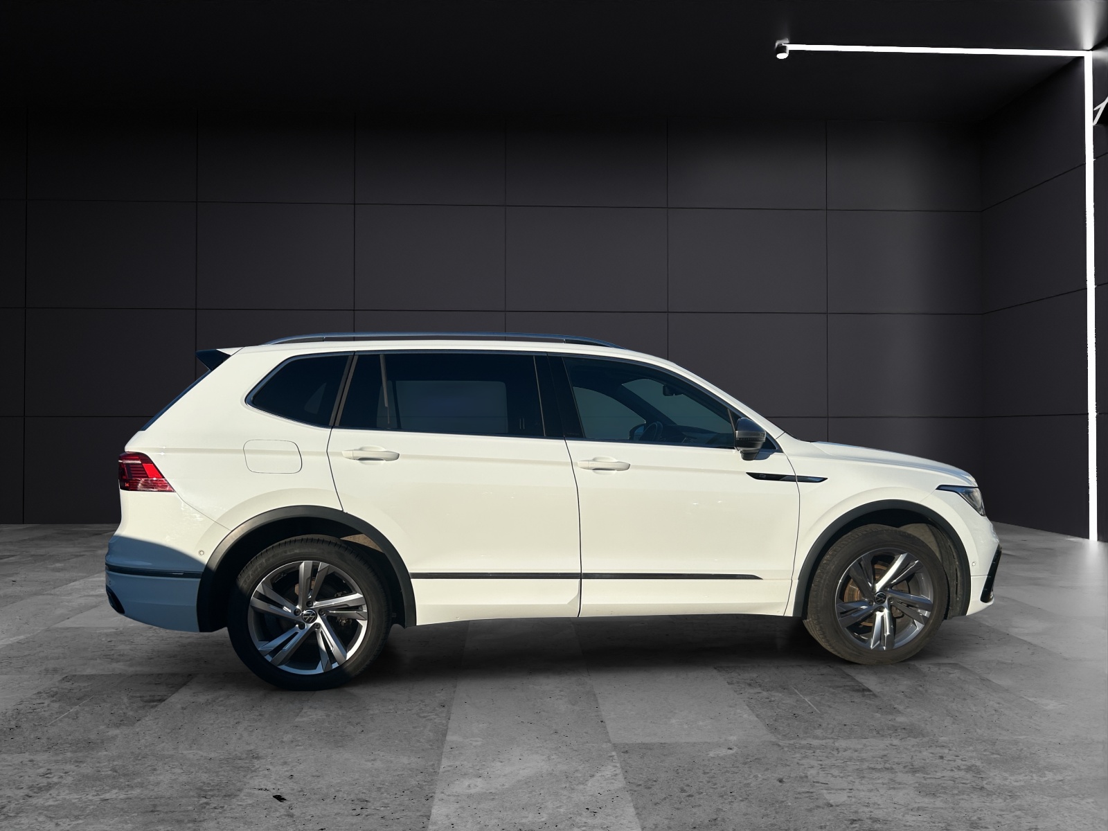 Fahrzeugabbildung Volkswagen Tiguan Allspace R-Line 4M TDI DSG IQ.Light ACC AHK SH HuD RearView AppConnect Ambiente Navi