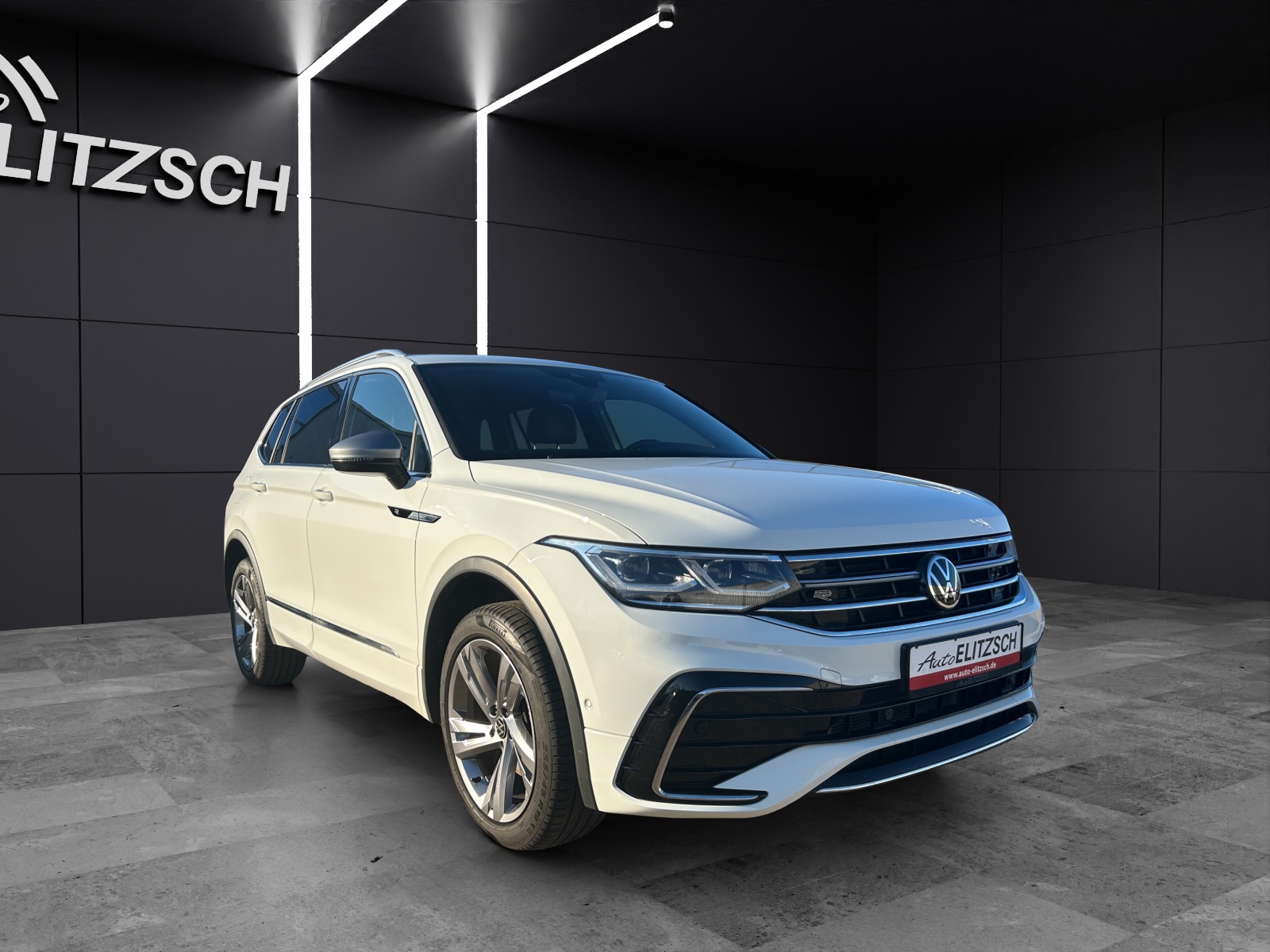 Fahrzeugabbildung Volkswagen Tiguan Allspace R-Line 4M TDI DSG IQ.Light ACC AHK SH HuD RearView AppConnect Ambiente Navi