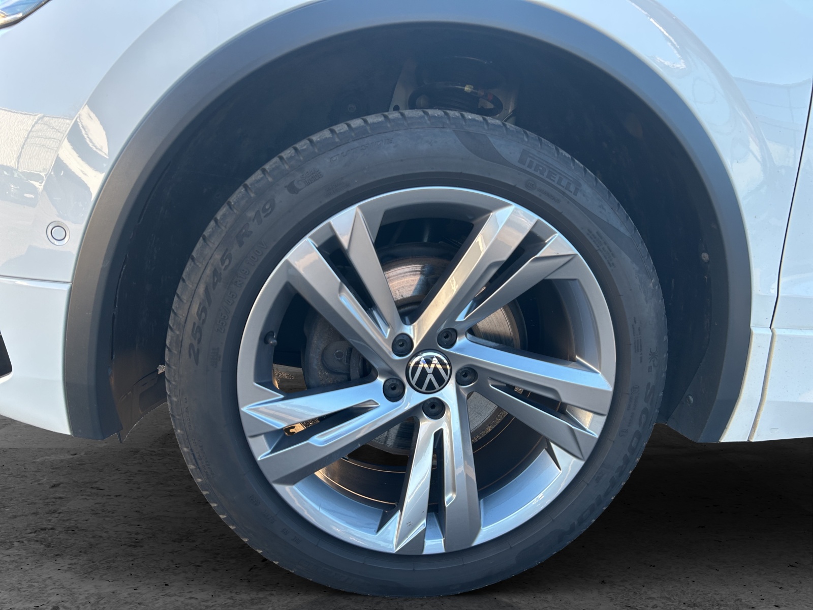 Fahrzeugabbildung Volkswagen Tiguan Allspace R-Line 4M TDI DSG IQ.Light ACC AHK SH HuD RearView AppConnect Ambiente Navi