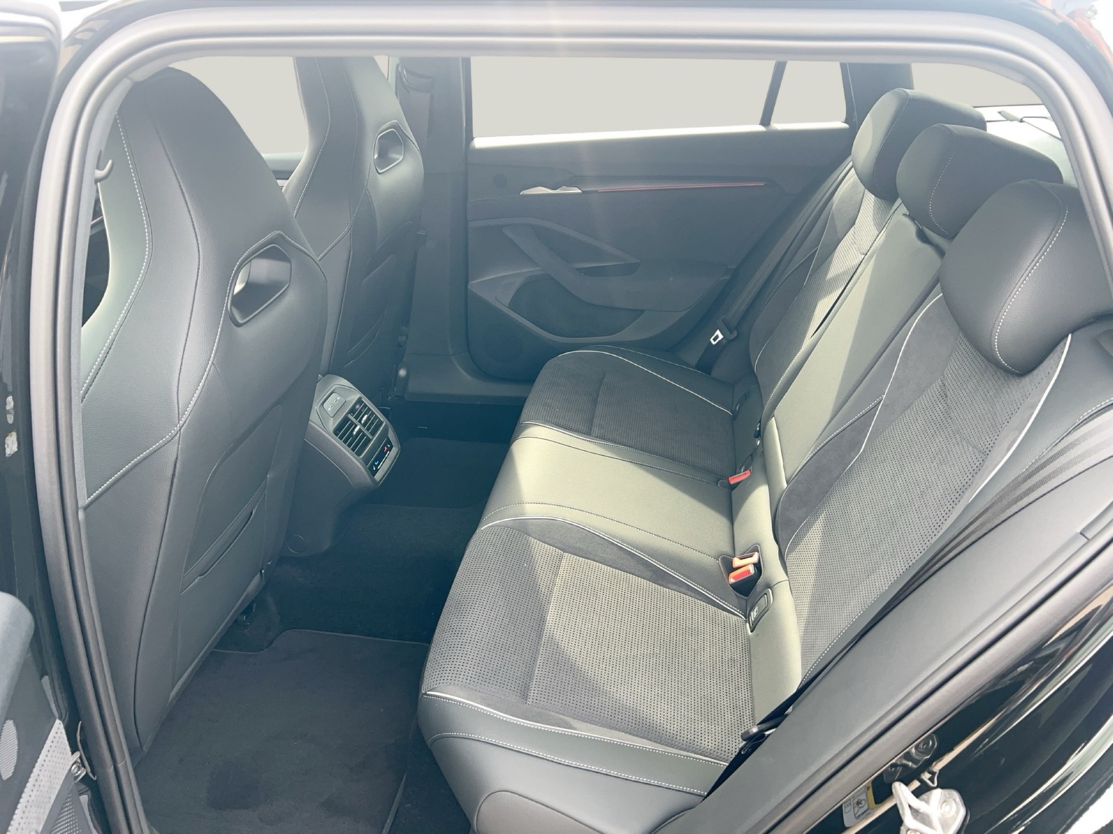 Fahrzeugabbildung SKODA Superb Combi 1.5 TSI iV Sportline MATRIX AHK DCC