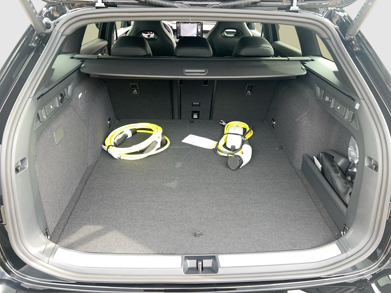 Fahrzeugabbildung SKODA Superb Combi 1.5 TSI iV Sportline MATRIX AHK DCC