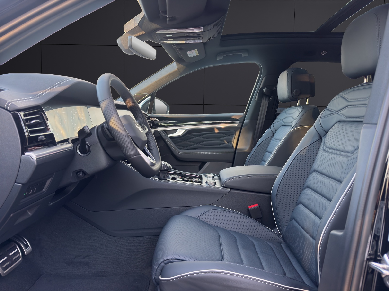 Fahrzeugabbildung Volkswagen Touareg R-Line AHZV SH DYNAUDIO Akkustik-Paket IQ.LIGHT