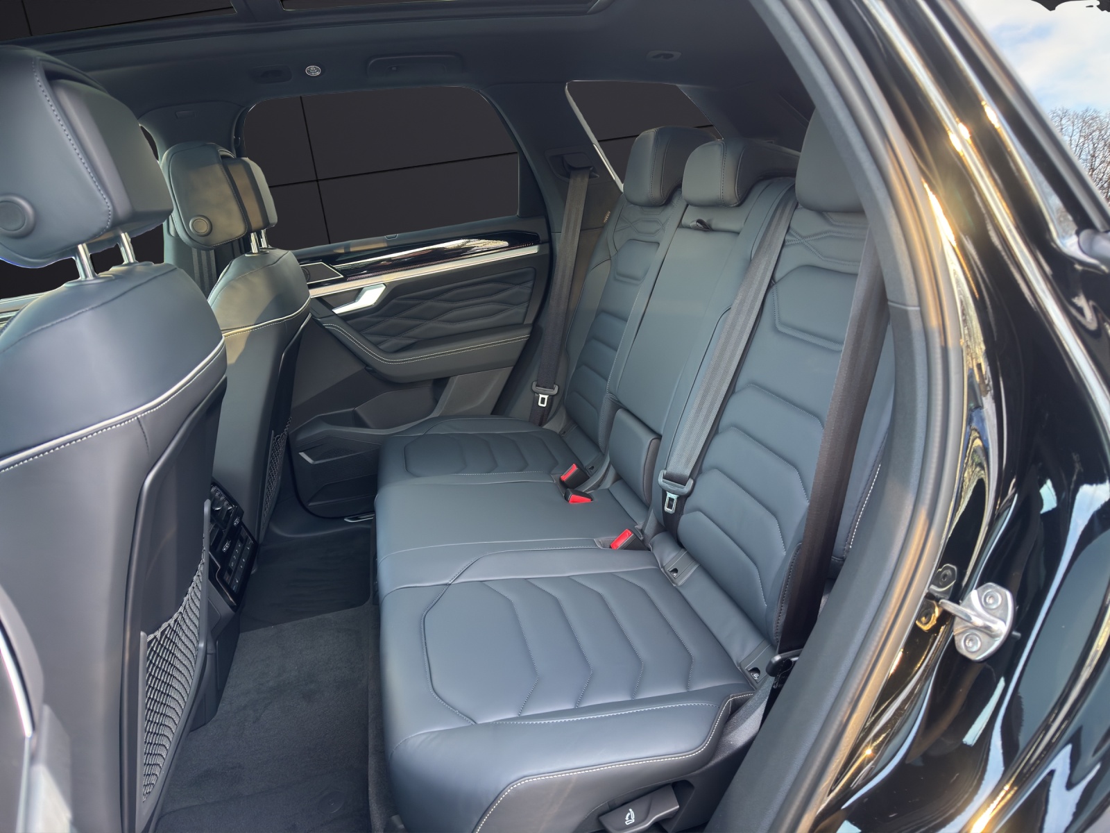 Fahrzeugabbildung Volkswagen Touareg R-Line AHZV SH DYNAUDIO Akkustik-Paket IQ.LIGHT