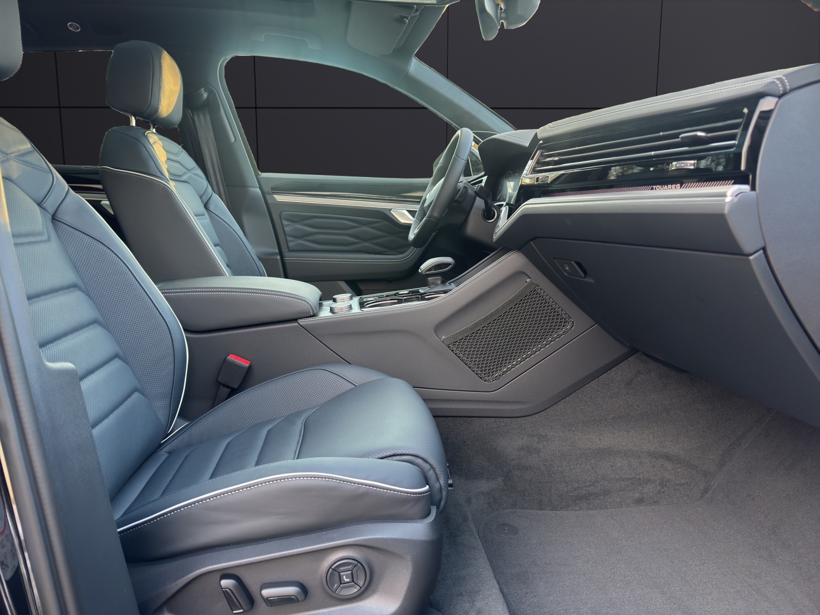 Fahrzeugabbildung Volkswagen Touareg R-Line AHZV SH DYNAUDIO Akkustik-Paket IQ.LIGHT