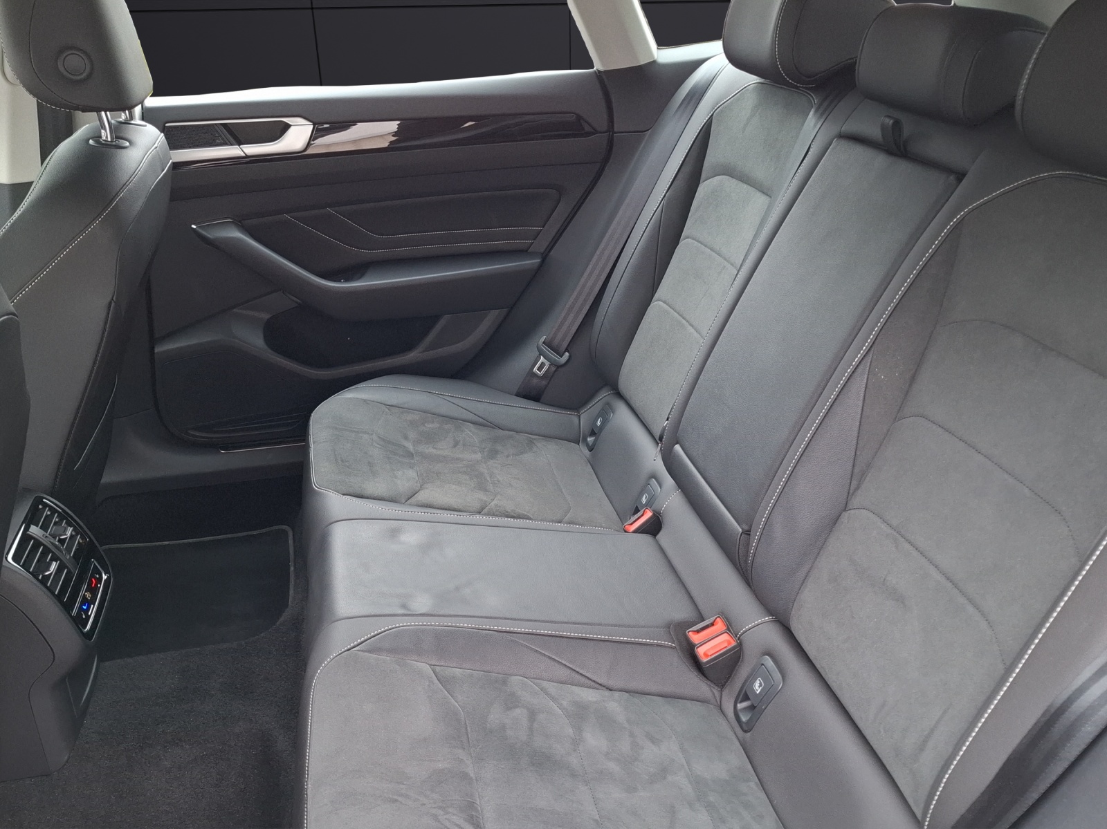 Fahrzeugabbildung Volkswagen Arteon SB TSI Elegance DSG LED Navi AID ACC PDC SHZ 18