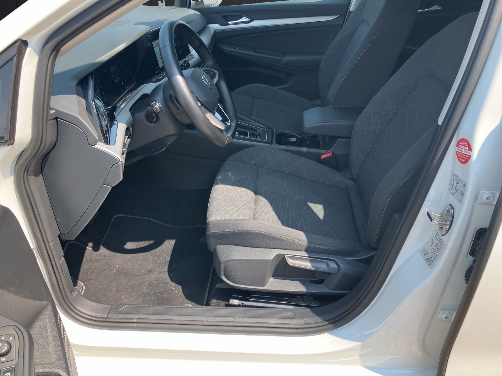 Fahrzeugabbildung Volkswagen Golf VIII eTSI Life DSG LED Navi ACC RFK