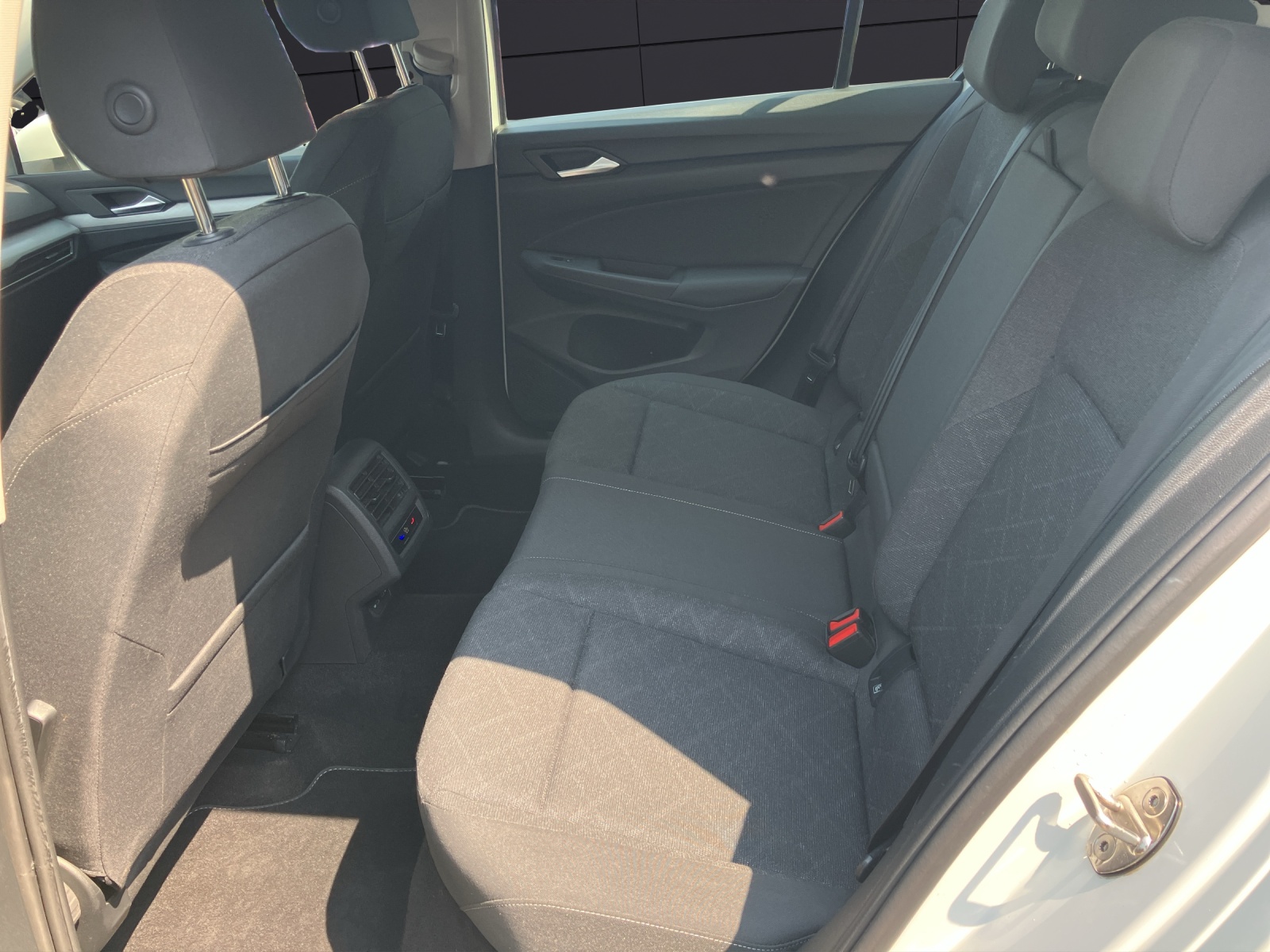 Fahrzeugabbildung Volkswagen Golf VIII eTSI Life DSG LED Navi ACC RFK