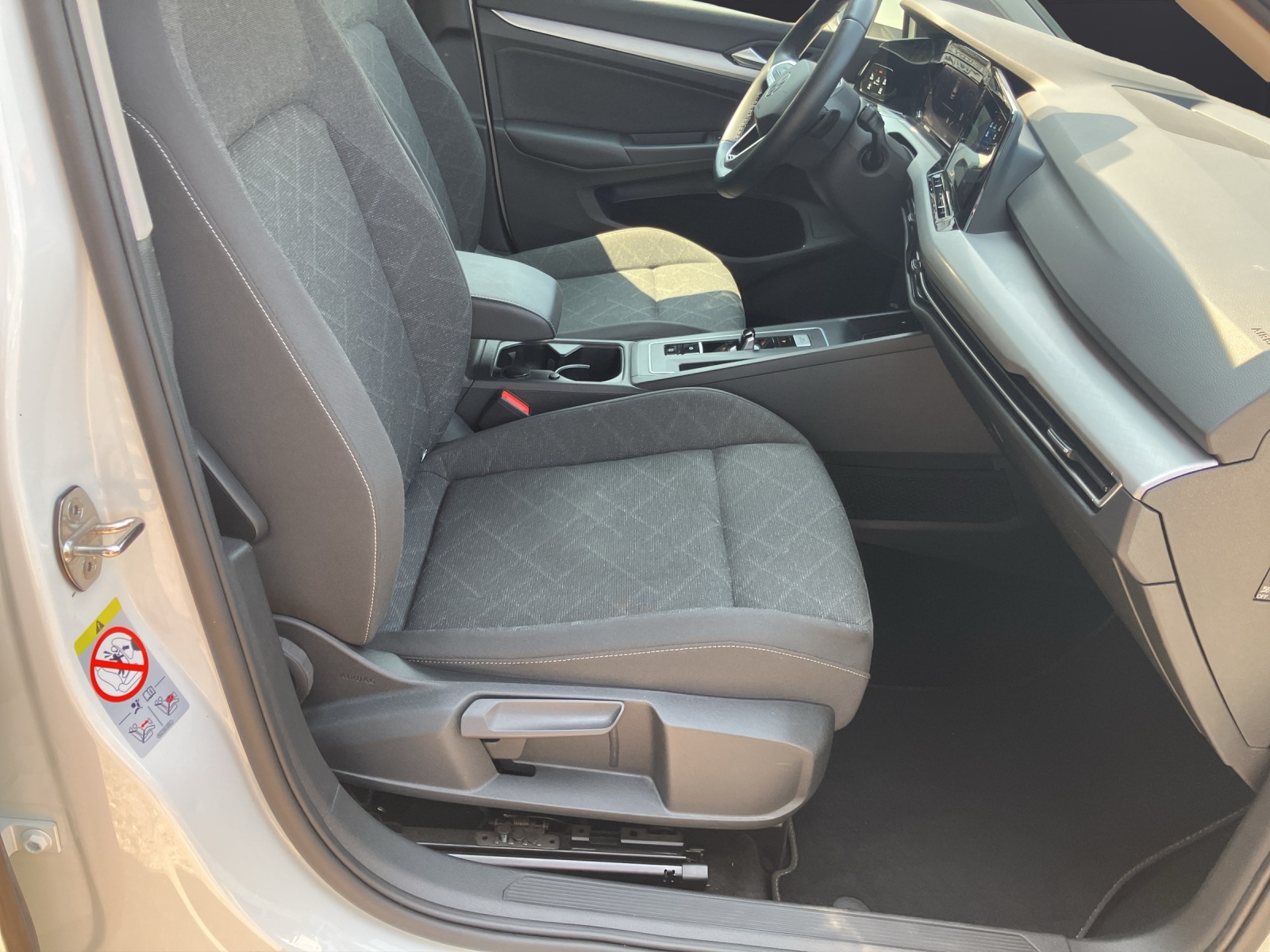 Fahrzeugabbildung Volkswagen Golf VIII eTSI Life DSG LED Navi ACC RFK