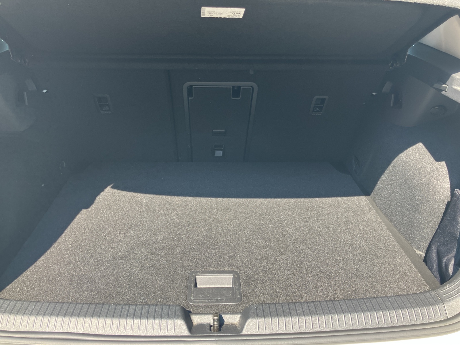 Fahrzeugabbildung Volkswagen Golf VIII eTSI Life DSG LED Navi ACC RFK