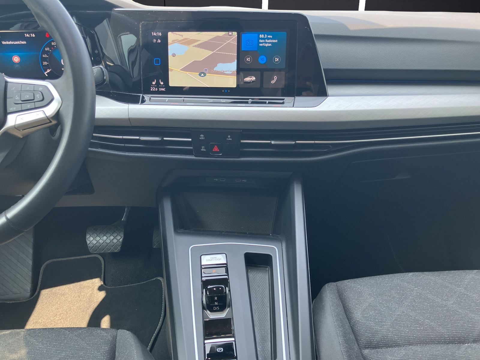 Fahrzeugabbildung Volkswagen Golf VIII eTSI Life DSG LED Navi ACC RFK
