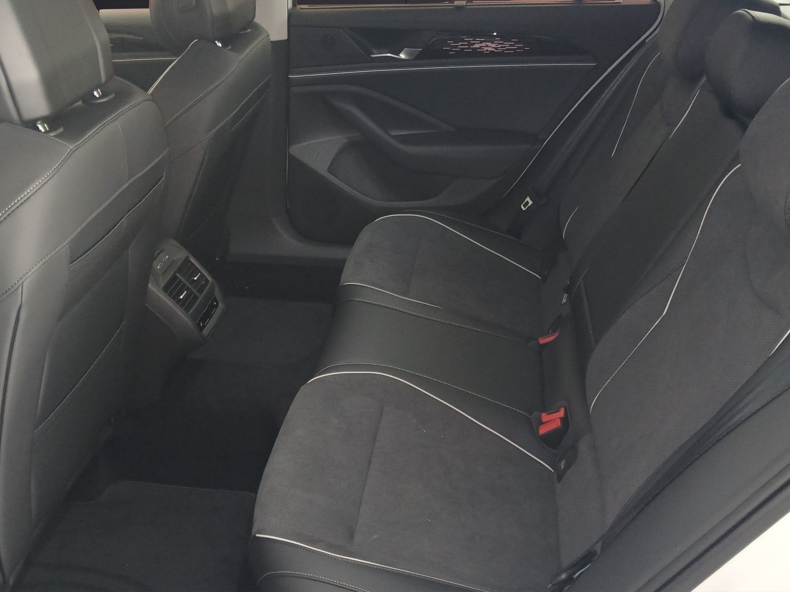 Fahrzeugabbildung Volkswagen Passat Elegance eHybrid AHZV DCC Business-Premium