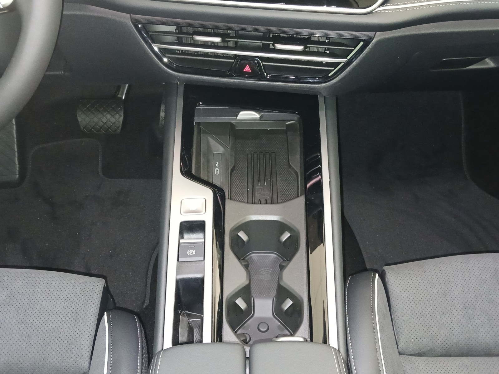 Fahrzeugabbildung Volkswagen Passat Elegance eHybrid AHZV DCC Business-Premium