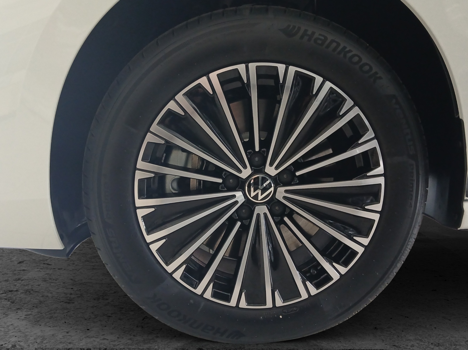 Fahrzeugabbildung Volkswagen Passat Elegance eHybrid AHZV DCC Business-Premium