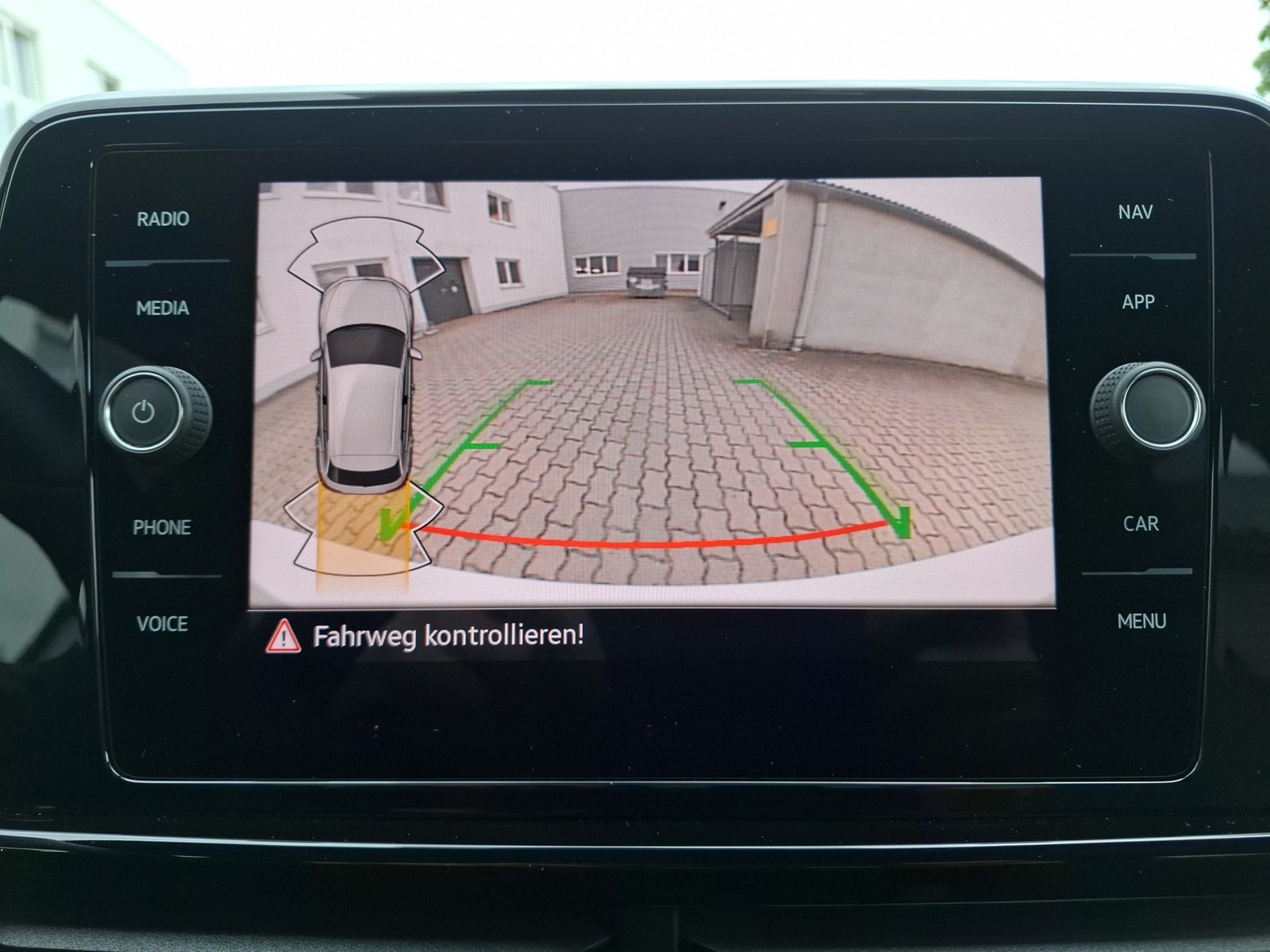 Fahrzeugabbildung Volkswagen T-Roc TSI R-Line DSG Matrix Navi AID ACC RFK SHZ