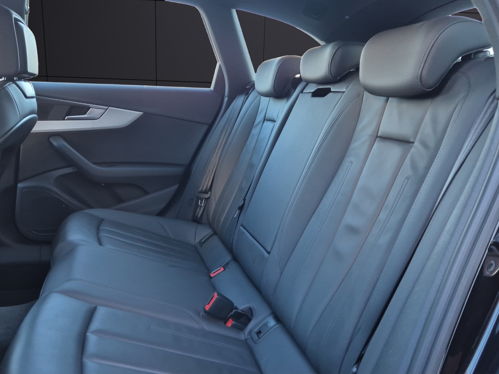 Fahrzeugabbildung Audi A4 Avant 35 TFSI S-line S-tronic LED Navi ACC RFK Leder SH