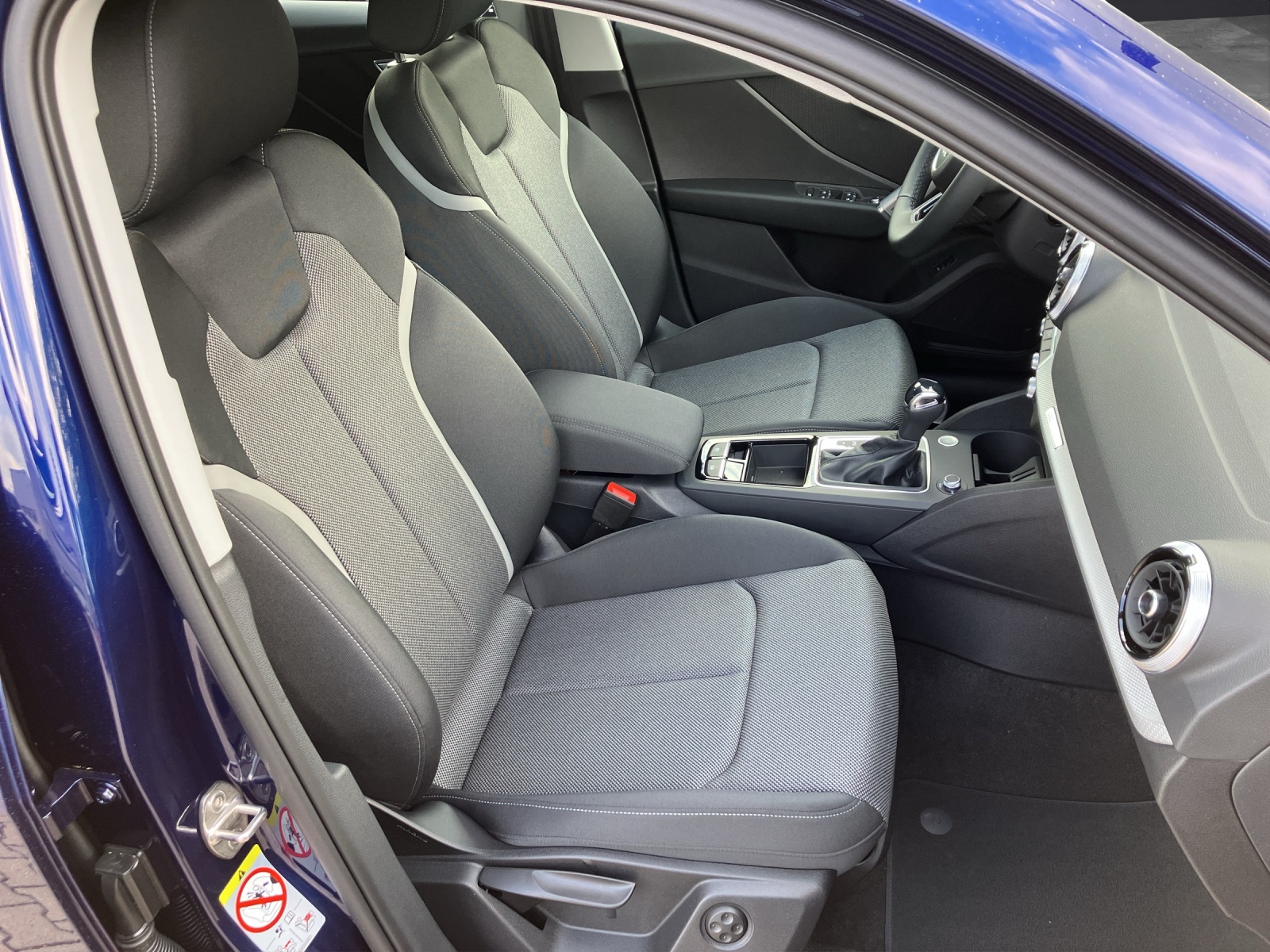 Fahrzeugabbildung Audi Q2 35 TFSI advanced LED,NAVI,DAB