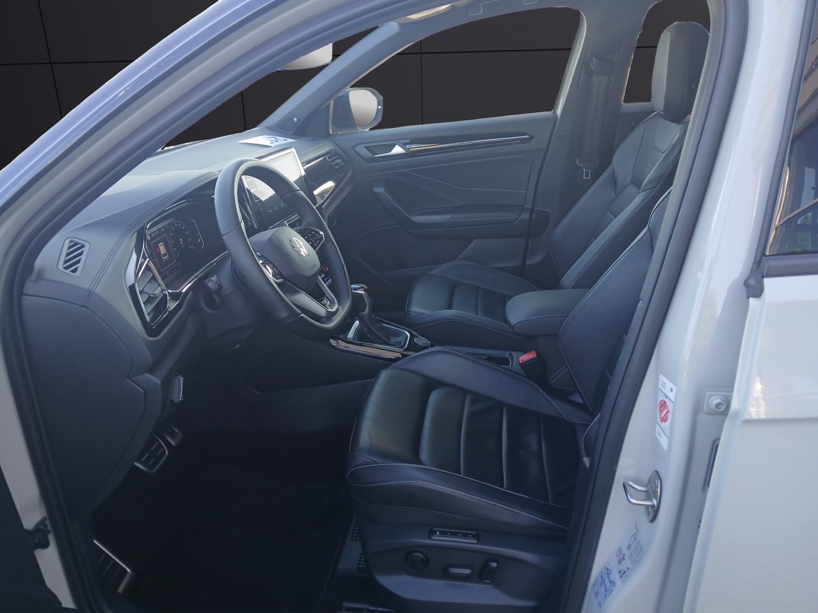 Fahrzeugabbildung Volkswagen T-Roc TSI R-Line DSG 4M STH Matrix Navi Leder Pano AID ACC RFK SH 19