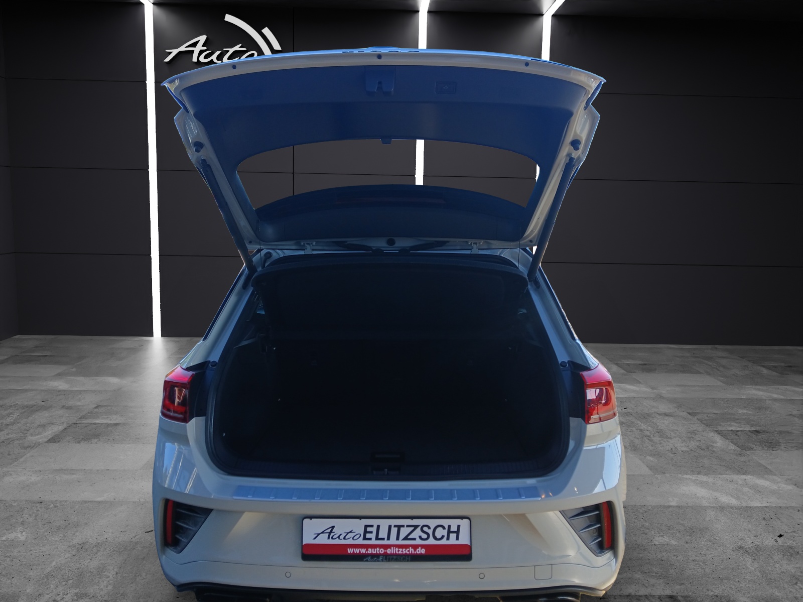 Fahrzeugabbildung Volkswagen T-Roc TSI R-Line DSG 4M STH Matrix Navi Leder Pano AID ACC RFK SH 19
