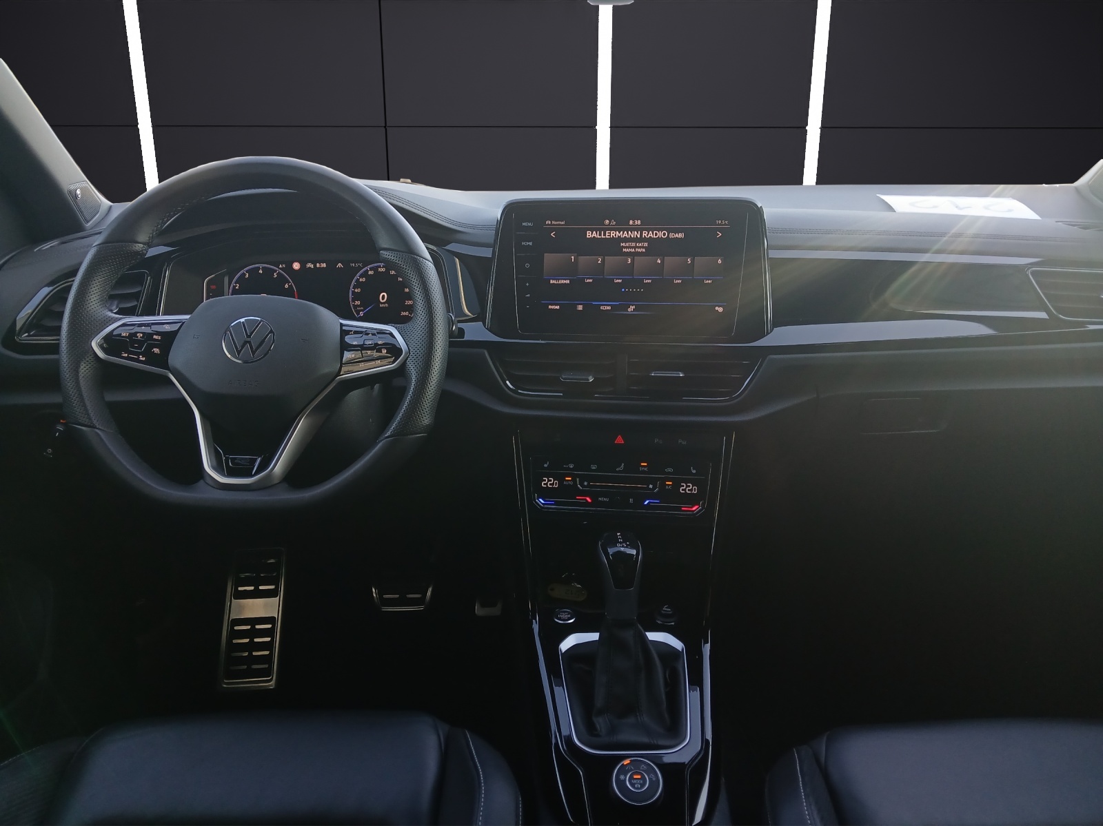 Fahrzeugabbildung Volkswagen T-Roc TSI R-Line DSG 4M STH Matrix Navi Leder Pano AID ACC RFK SH 19