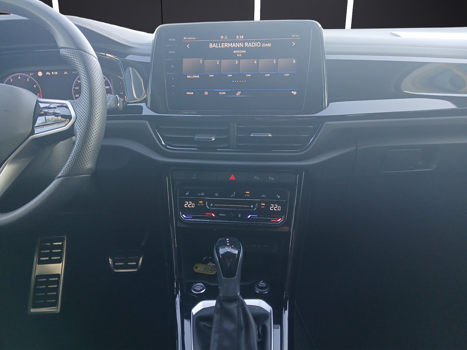 Fahrzeugabbildung Volkswagen T-Roc TSI R-Line DSG 4M STH Matrix Navi Leder Pano AID ACC RFK SH 19