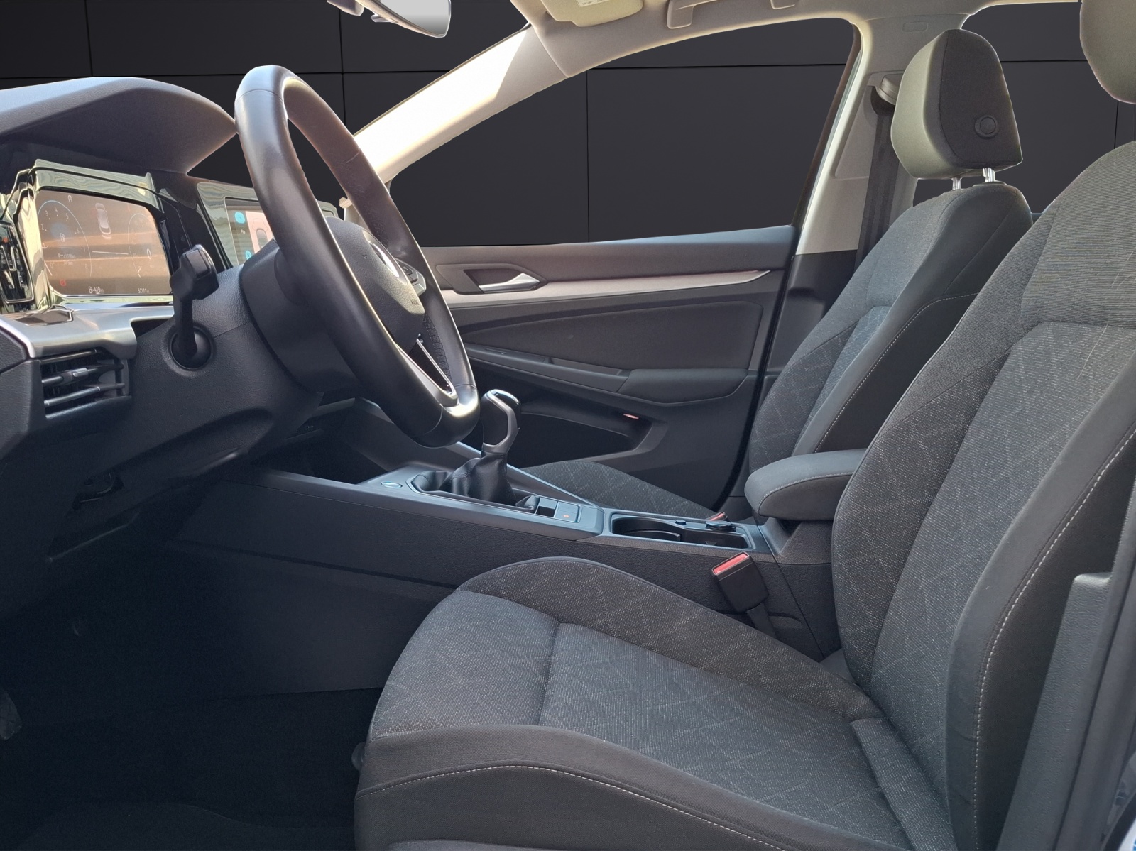 Fahrzeugabbildung Volkswagen Golf VIII TSI Life LEDplus Navi AID ACC RFK SH