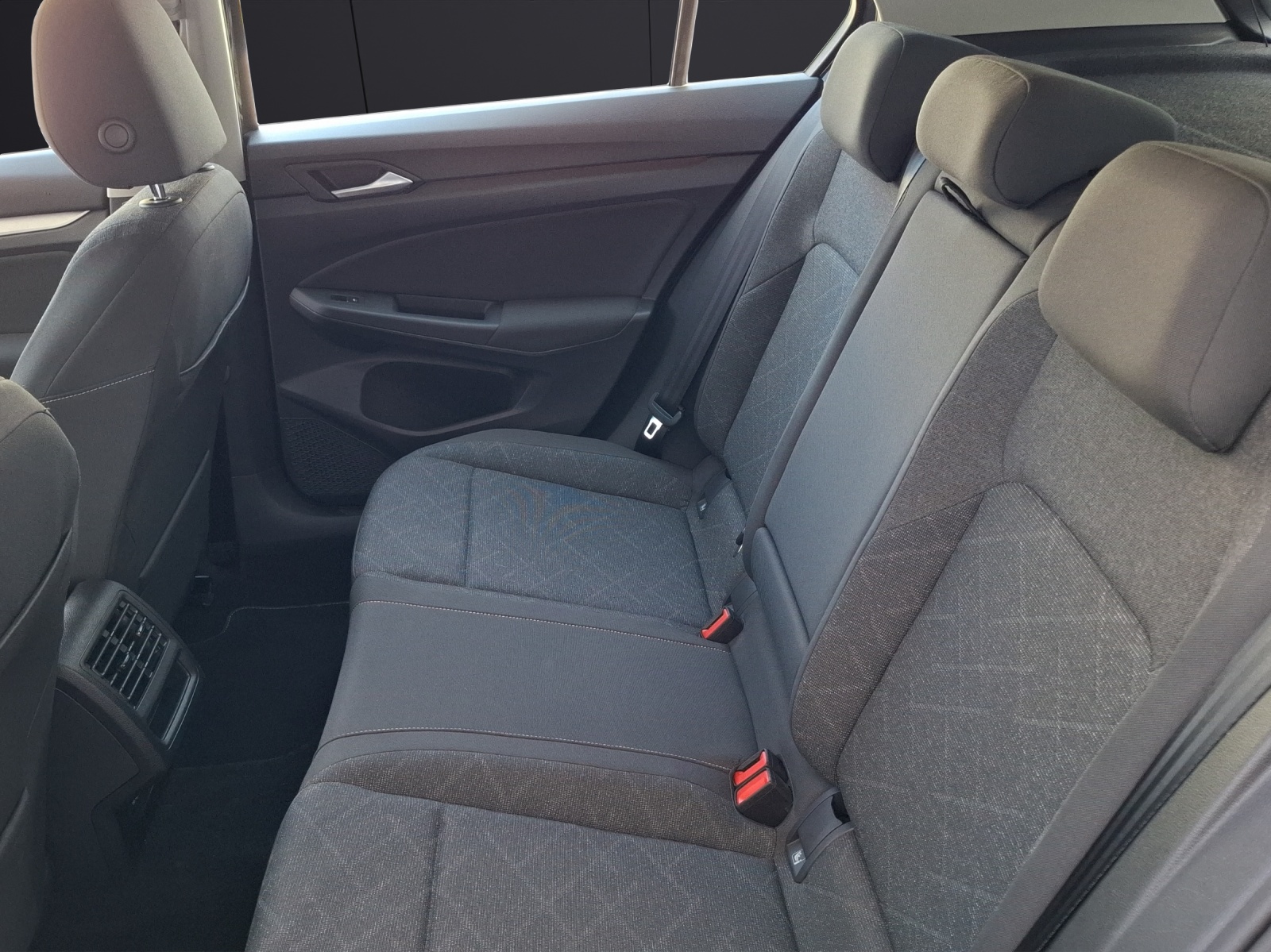 Fahrzeugabbildung Volkswagen Golf VIII TSI Life LEDplus Navi AID ACC RFK SH