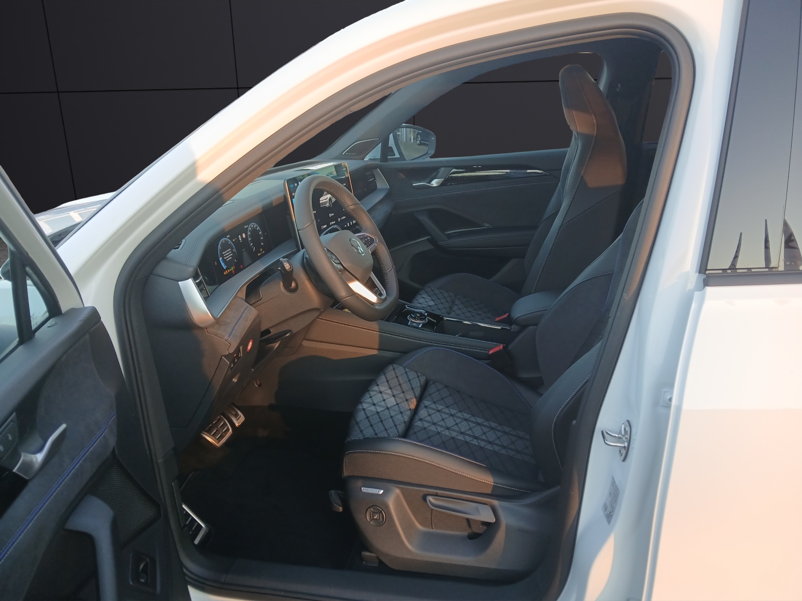 Fahrzeugabbildung Volkswagen Tayron R-Line TDI DSG 4M IQ.Light ACC STH AHK PANO Massage SHZ HuD