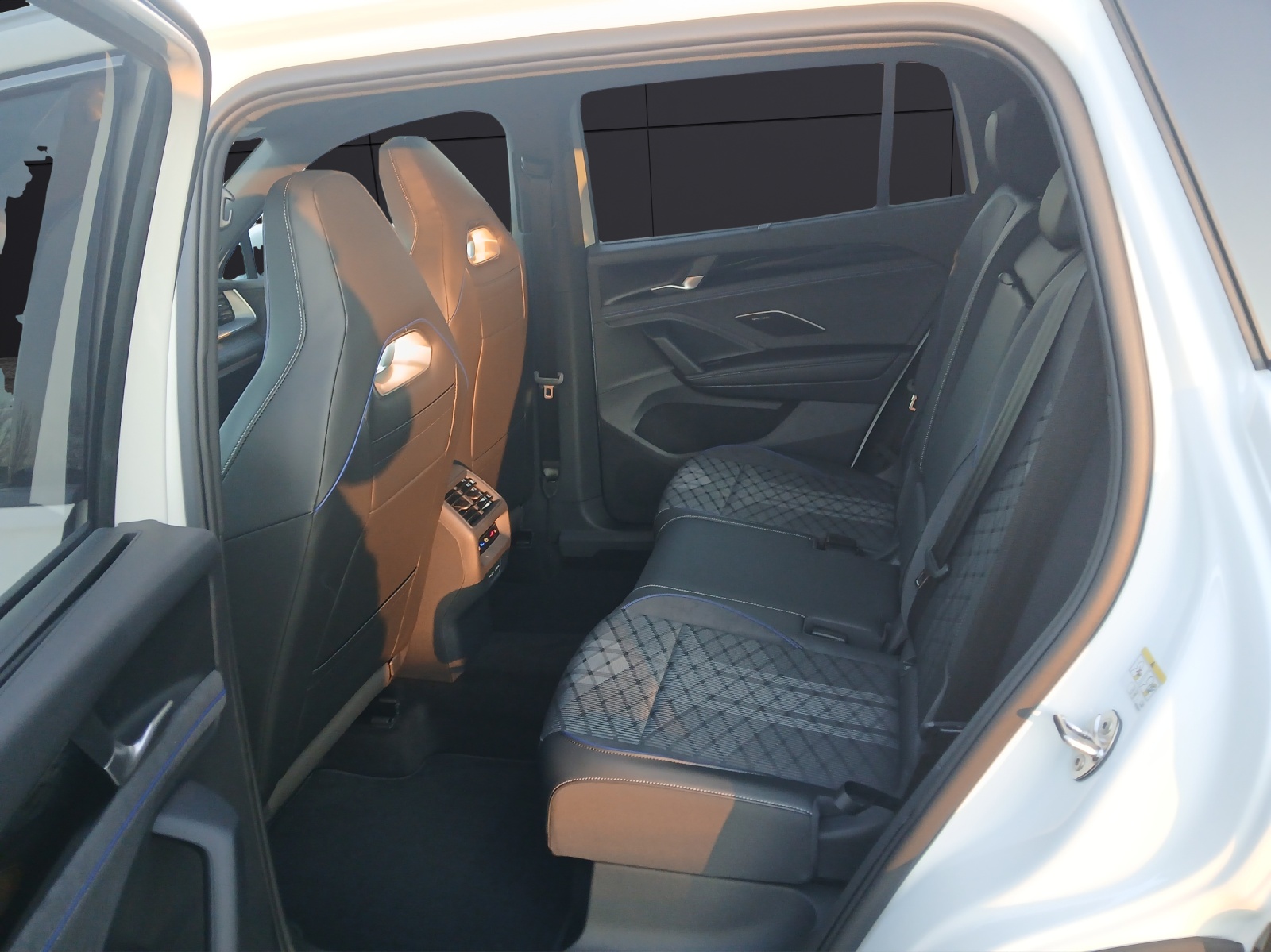 Fahrzeugabbildung Volkswagen Tayron R-Line TDI DSG 4M IQ.Light ACC STH AHK PANO Massage SHZ HuD