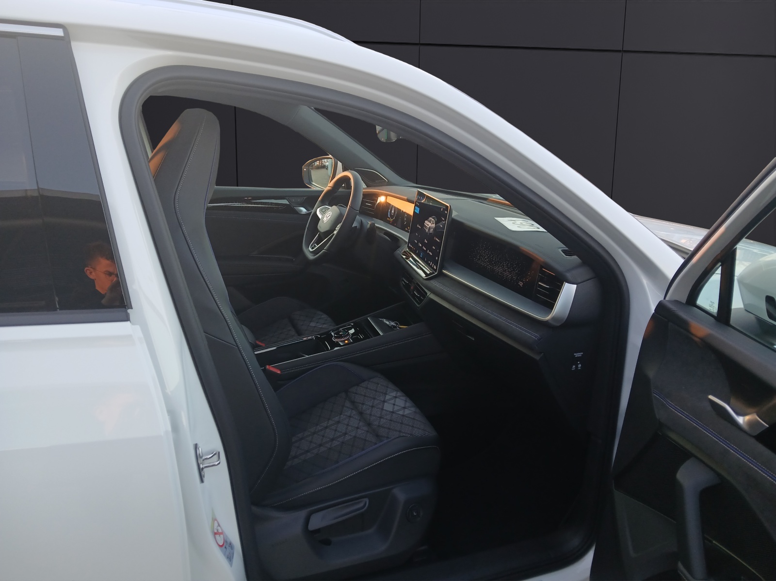 Fahrzeugabbildung Volkswagen Tayron R-Line TDI DSG 4M IQ.Light ACC STH AHK PANO Massage SHZ HuD