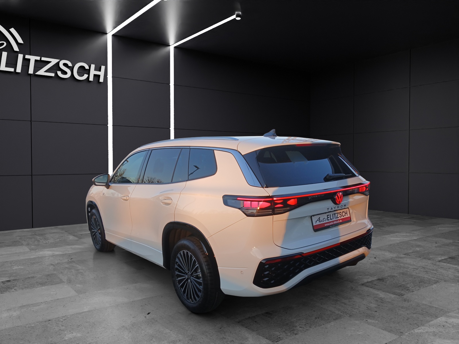 Fahrzeugabbildung Volkswagen Tayron R-Line TDI DSG 4M IQ.Light ACC STH AHK PANO Massage SHZ HuD