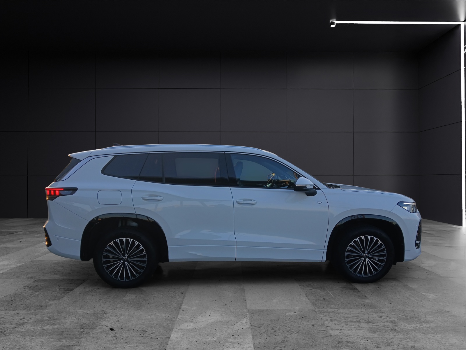 Fahrzeugabbildung Volkswagen Tayron R-Line TDI DSG 4M IQ.Light ACC STH AHK PANO Massage SHZ HuD