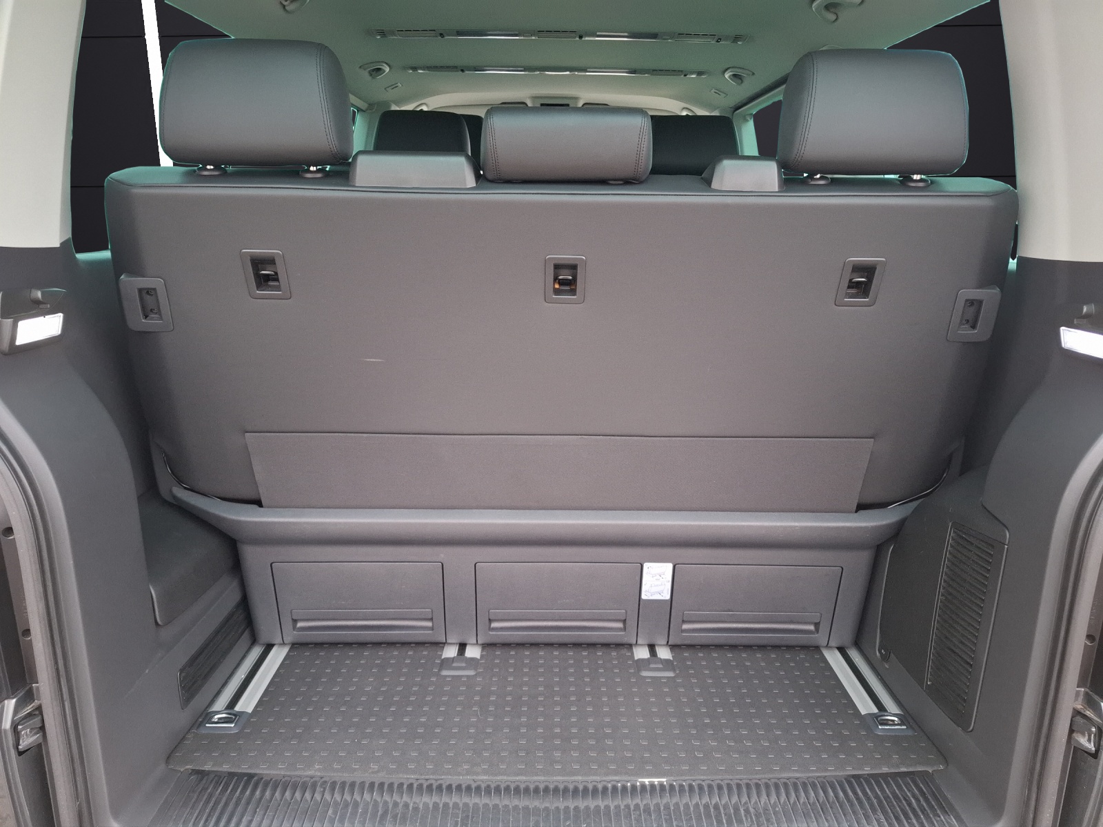 Fahrzeugabbildung Volkswagen T6 Multivan T6.1 TDI Generation Six DSG LED Navi STHZ ACC AHK