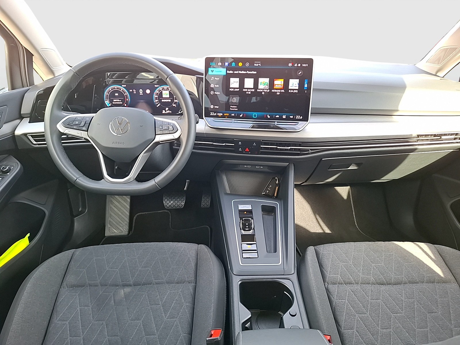 Fahrzeugabbildung Volkswagen Golf VIII Variant eTSI Life DSG LED AHK Navi AID ACC PDC SH