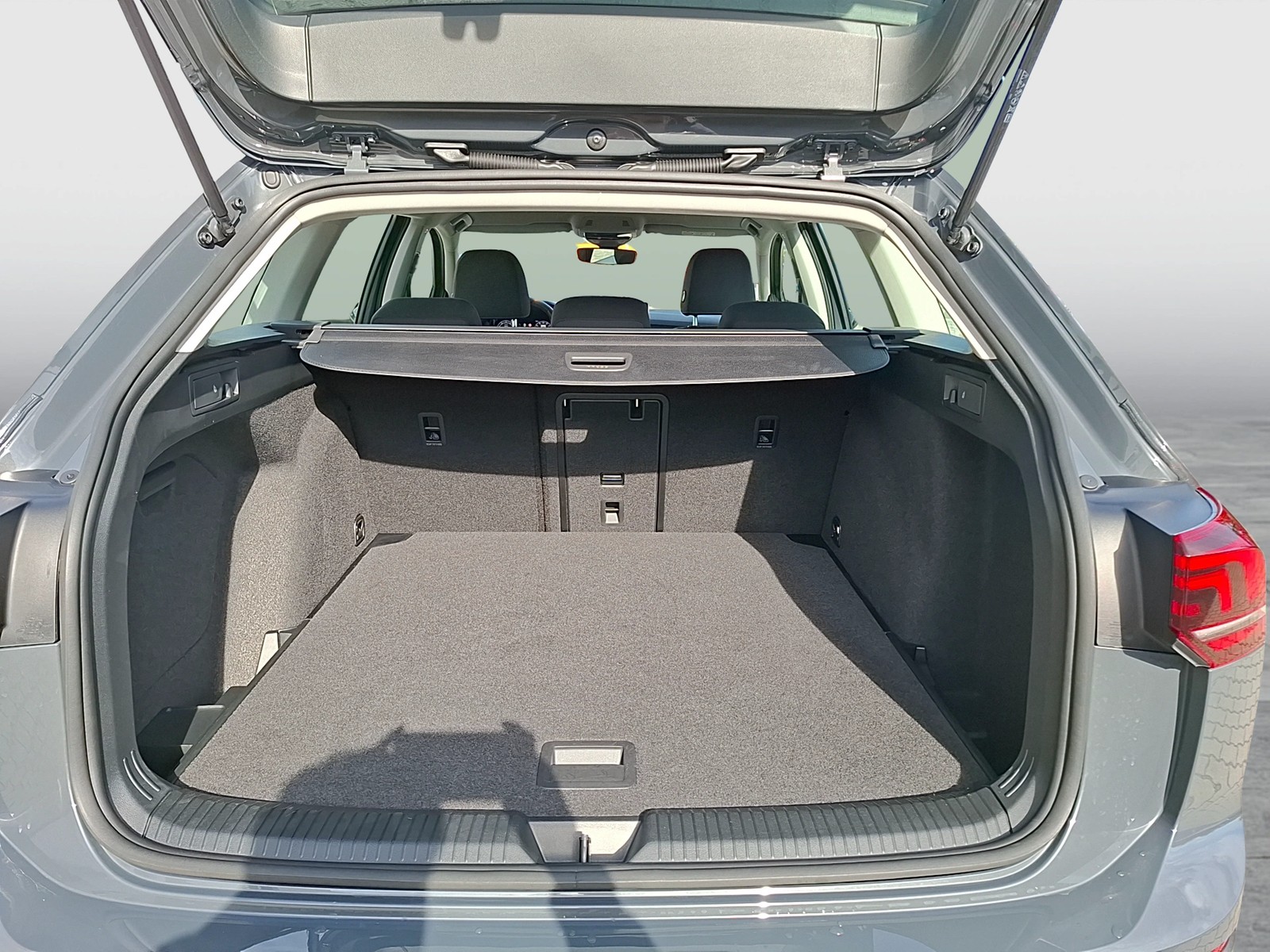 Fahrzeugabbildung Volkswagen Golf VIII Variant eTSI Life DSG LED AHK Navi AID ACC PDC SH