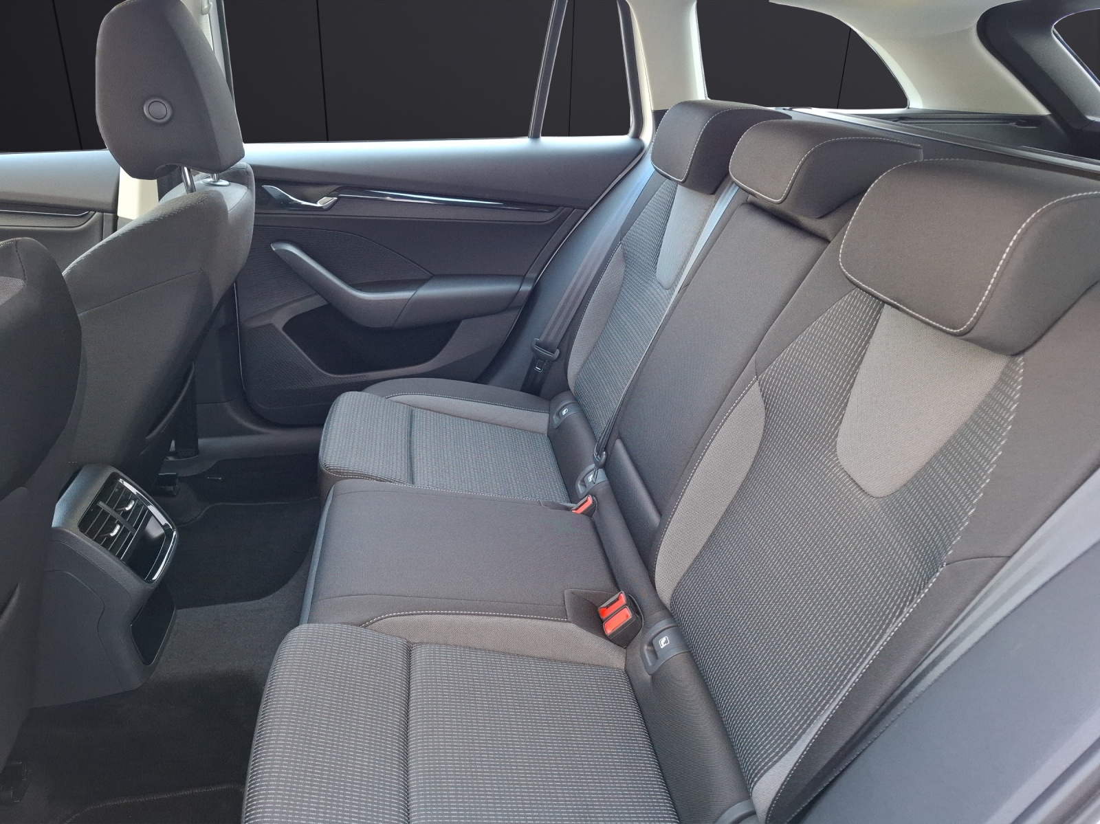 Fahrzeugabbildung SKODA Octavia Combi TDI Ambition DSG LED Navi ACC PDC SH